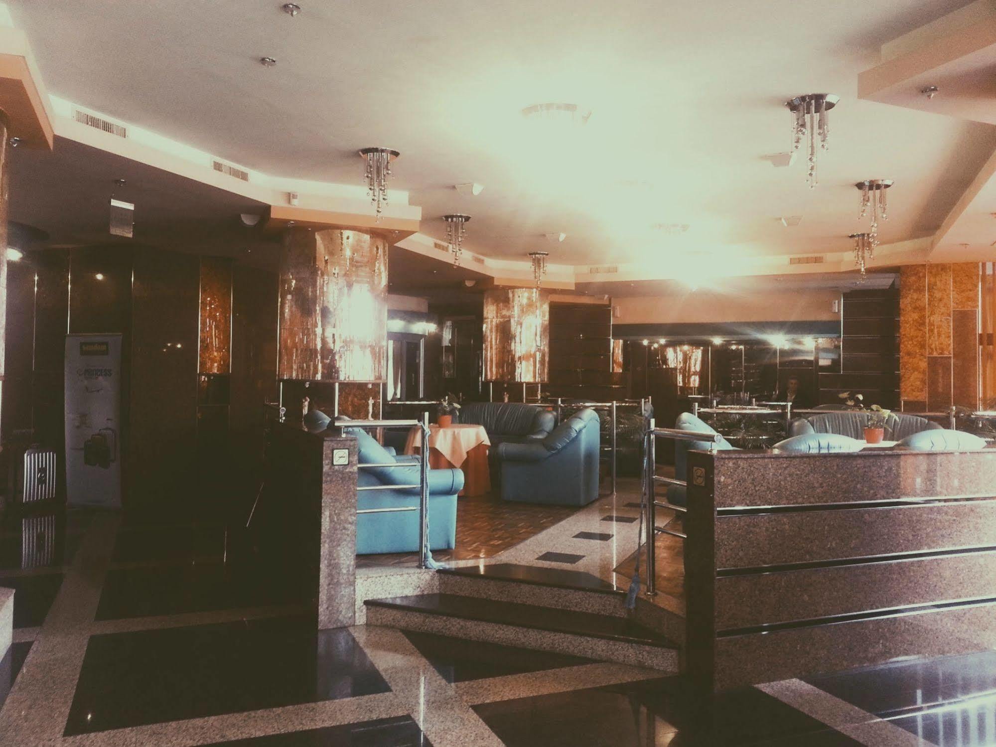 Hotel Carpati Baia Mare Buitenkant foto