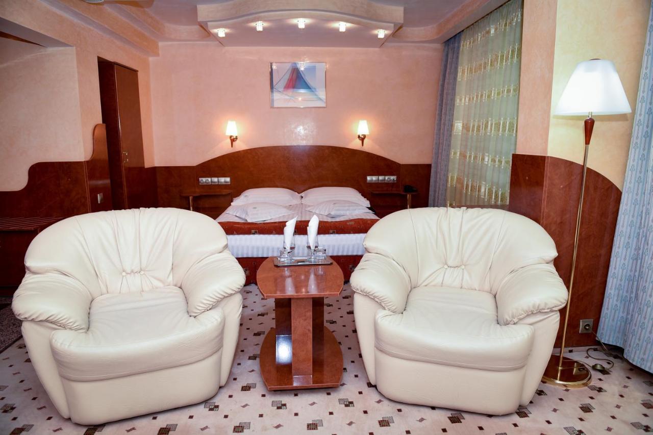 Hotel Carpati Baia Mare Buitenkant foto