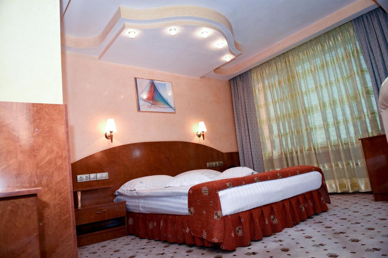 Hotel Carpati Baia Mare Buitenkant foto