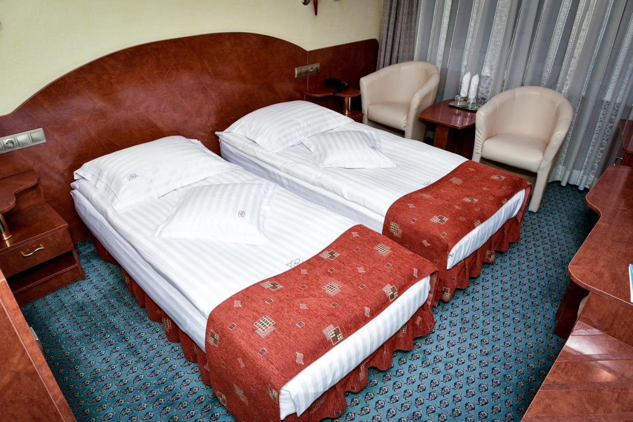 Hotel Carpati Baia Mare Buitenkant foto